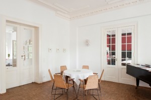 Zimmer mit Flügel, Objekte von Tatjana Schülke          